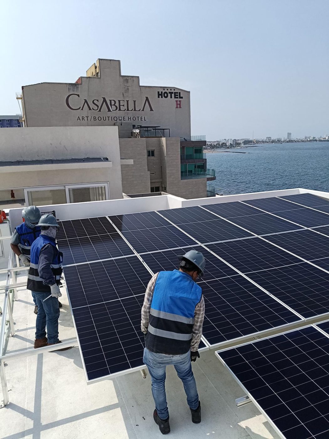 Instalación de sistema híbrido frente al mar en Veracruz