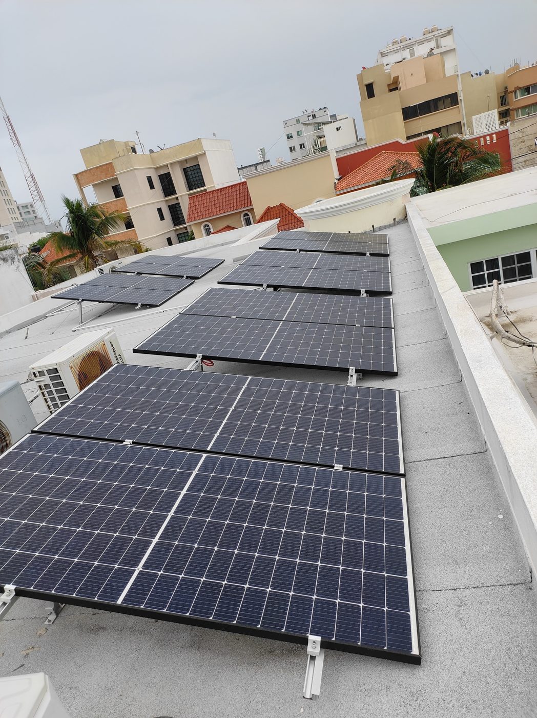 Paneles interconectados en azotea residencial