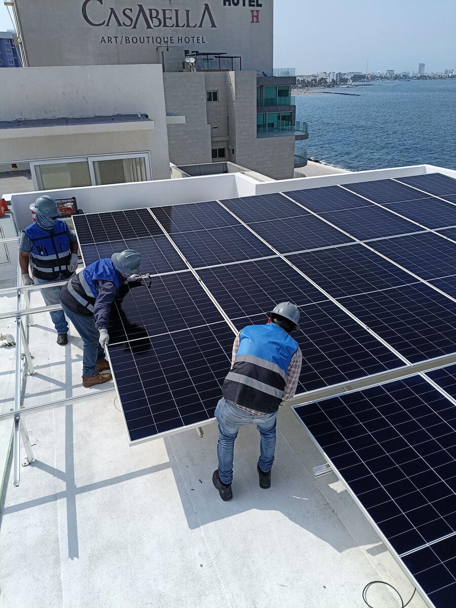Equipo de Sustentia instalando paneles solares