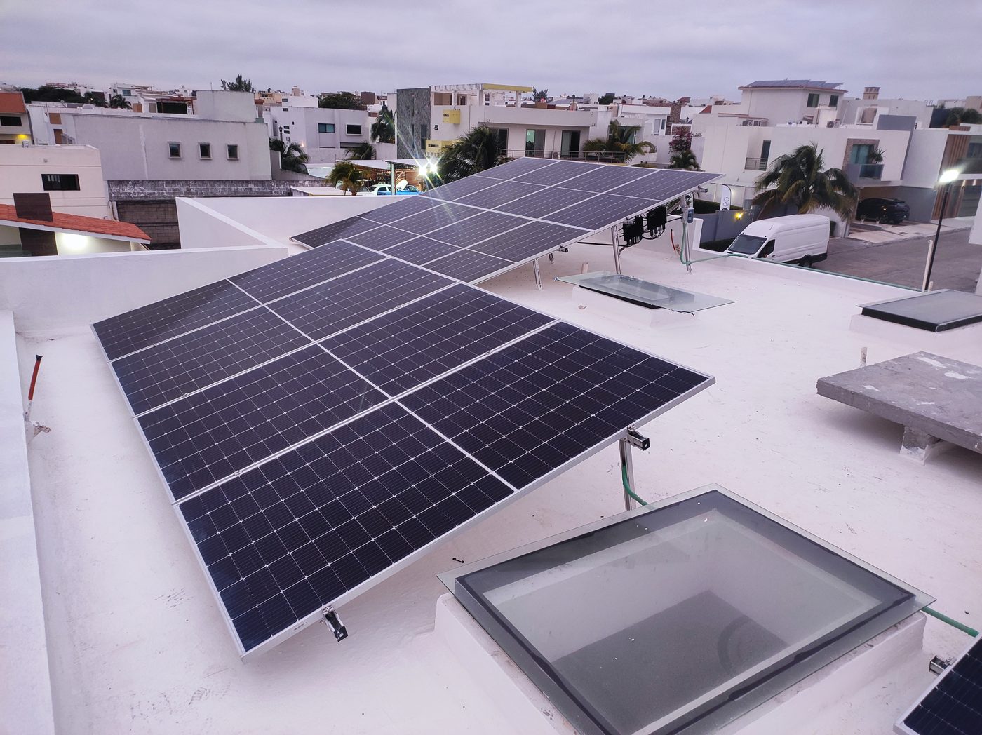 Paneles solares sobre estructura en azotea blanca