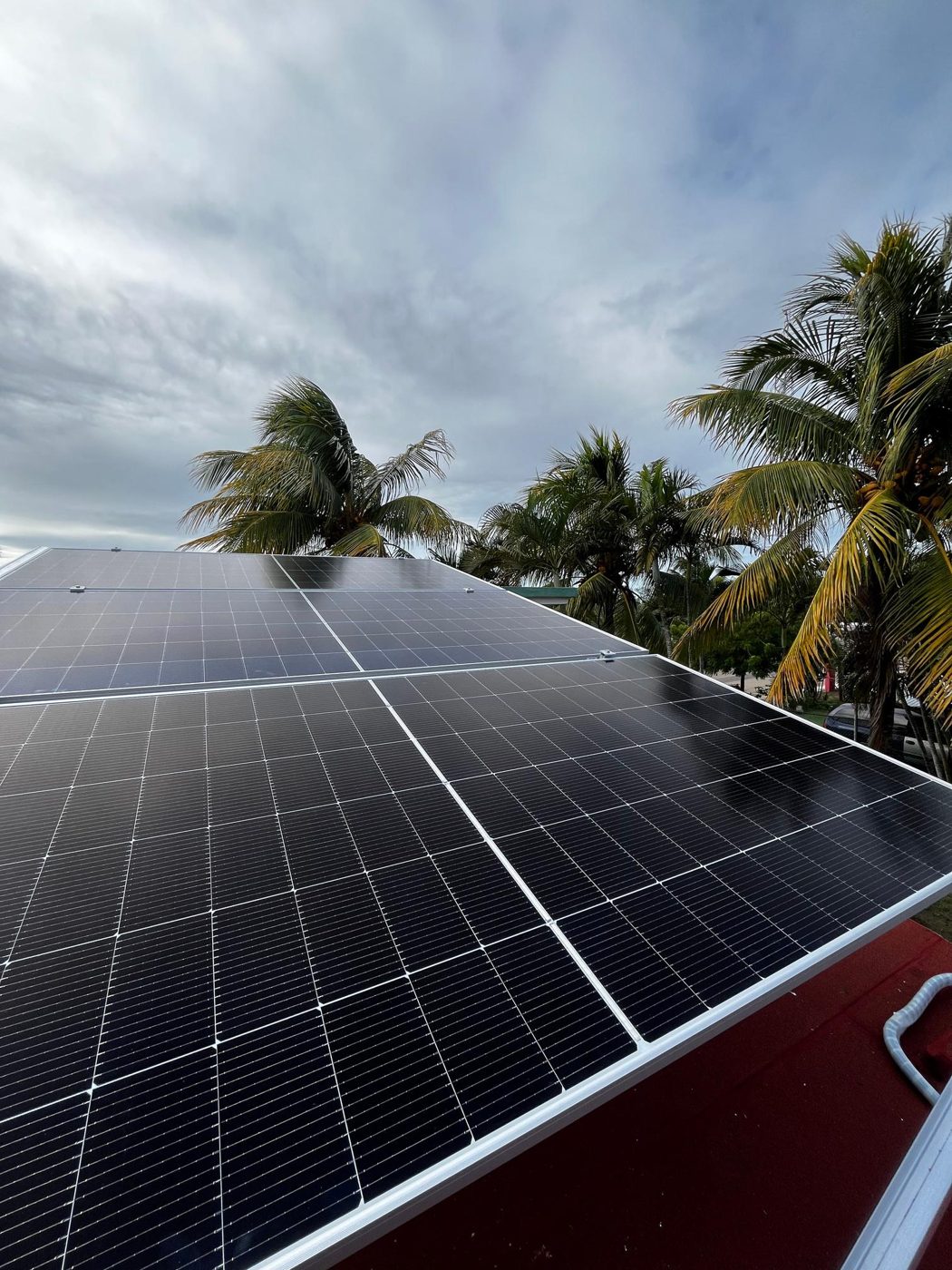 Paneles solares instalados en azotea de Veracruz