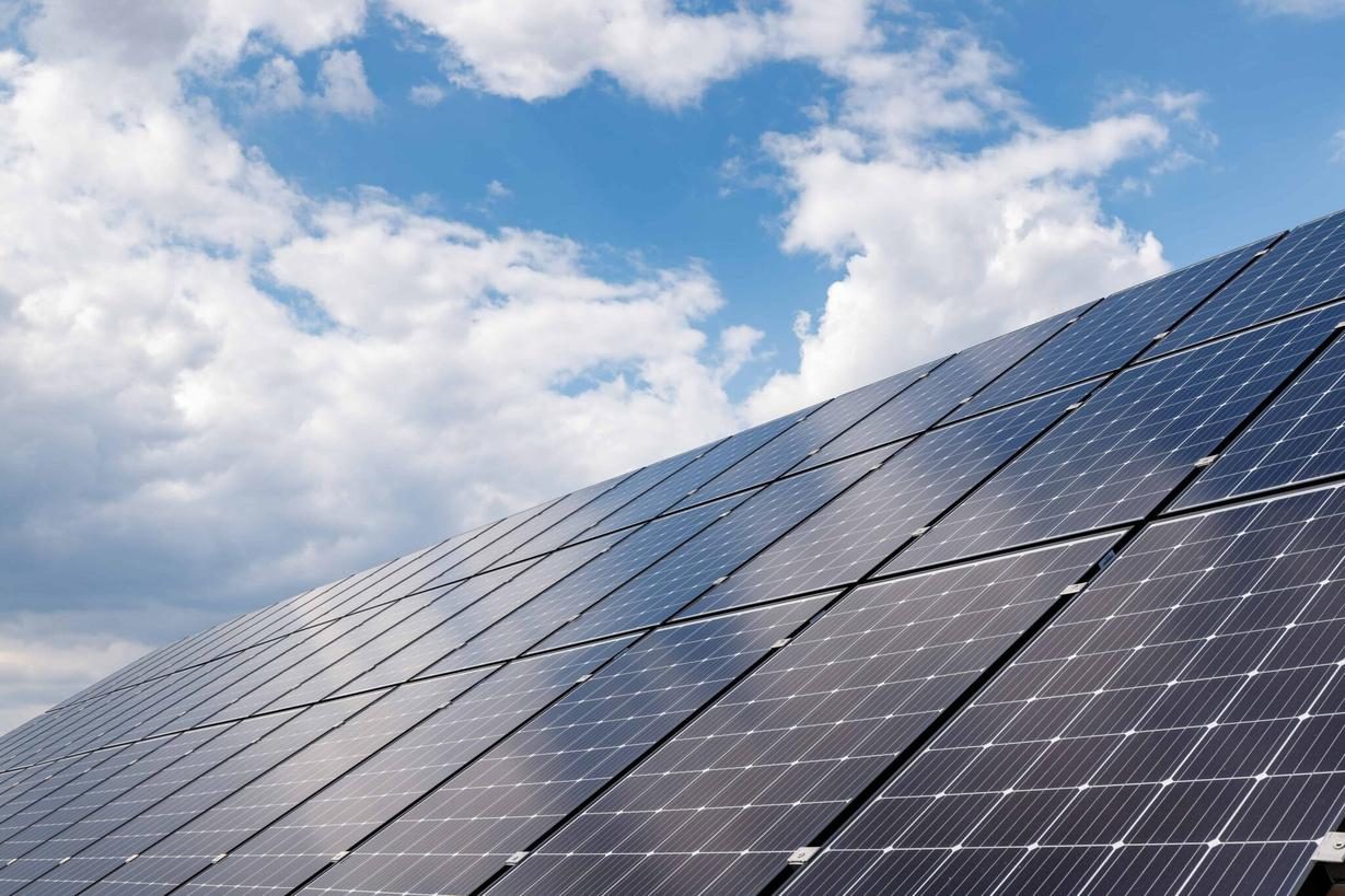 Arreglo de paneles solares vista a contraluz